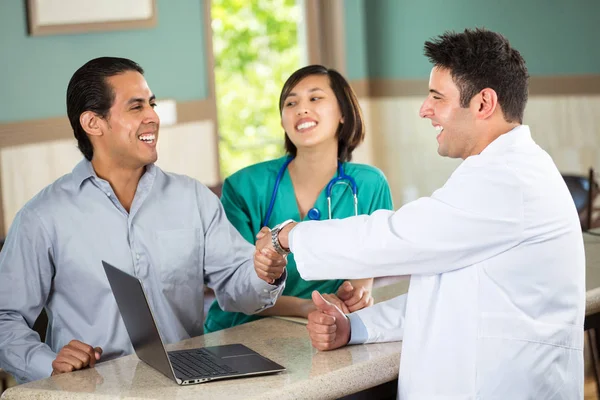 Medical team talking with patients. — Stock Photo, Image