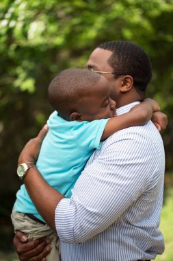 Babası onun oğlu sarılma.