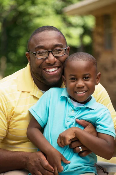 Vater umarmt seinen Sohn. — Stockfoto