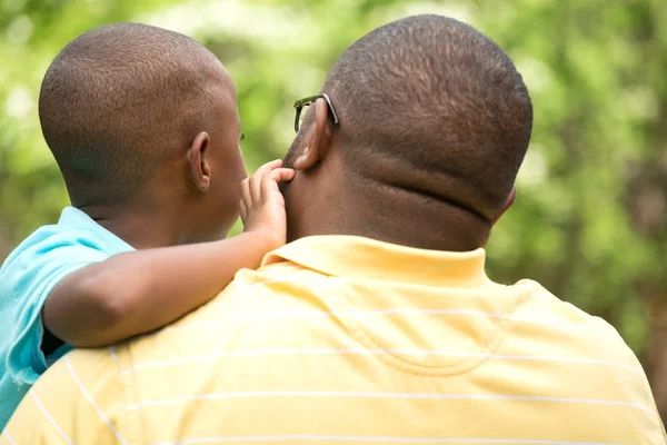 Vater im Gespräch mit seinem Sohn. — Stockfoto