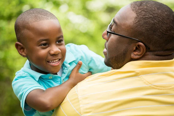 Vader zijn zoon knuffelen. — Stockfoto