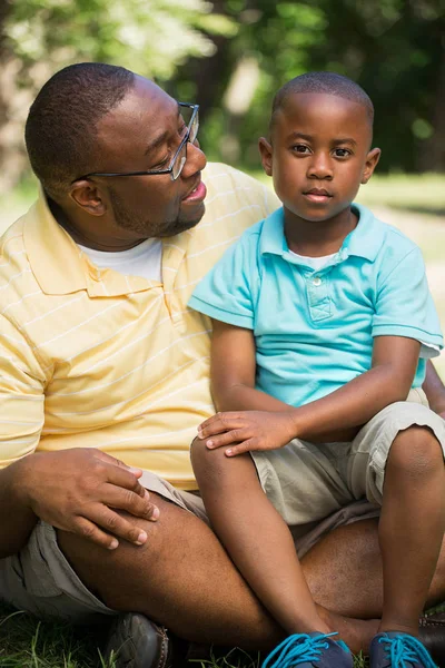 Vader in gesprek met zijn zoon. — Stockfoto