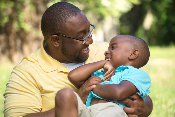 Padre che abbraccia suo figlio . — Foto Stock