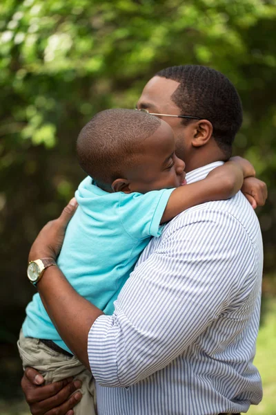Vater umarmt seinen Sohn. — Stockfoto