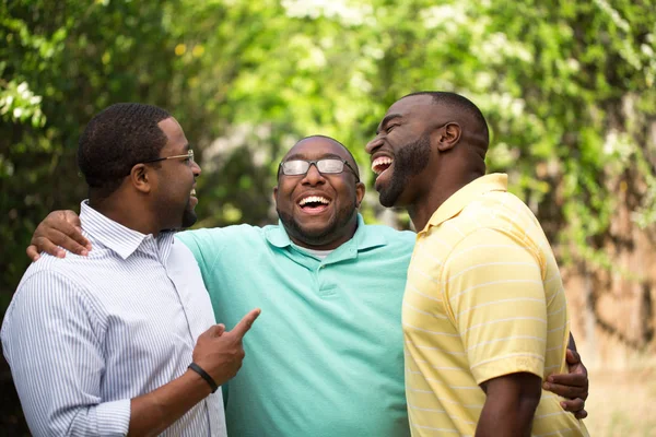 Bröderna skrattar och pratar. — Stockfoto