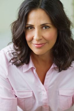 Gülümseyen güzel kendine güvenen İspanyol kadın