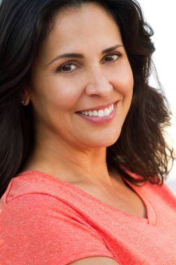 Plajda gülümseyen güzel İspanyol kadın.