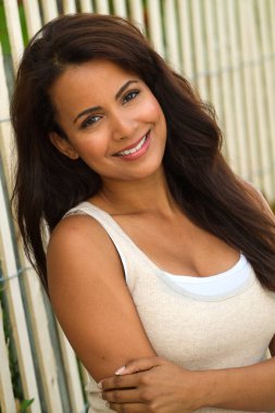 Genç güzel İspanyol kadın gülümseyerek.