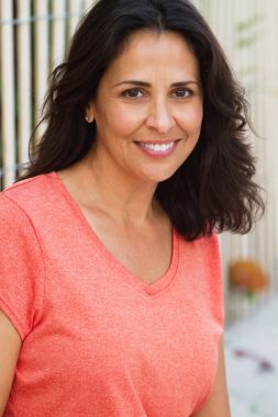 Plajda gülümseyen güzel İspanyol kadın.