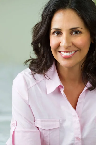 Beautiful Confident Hispanic Woman Smiling — Stock Photo, Image