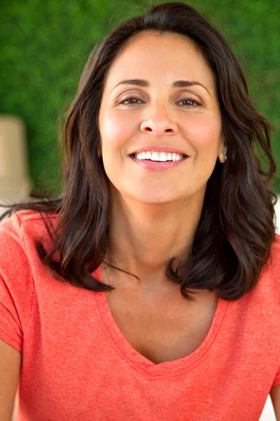 Beautiful mature hispanic woman smiling. — Stock Photo, Image