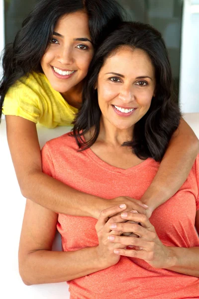 Feliz mamá hispana y su hija . —  Fotos de Stock