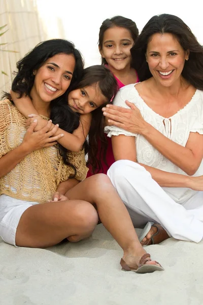 Tres generaciones de mujeres hispanas sonriendo . — Foto de Stock