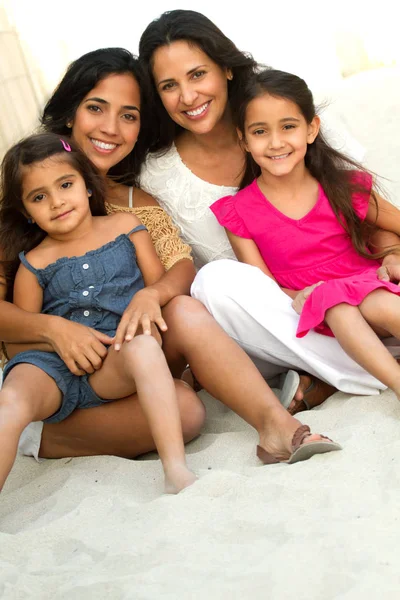 Trois générations de femmes hispaniques souriantes . — Photo