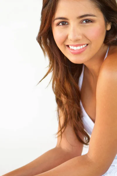 Young beautiful hispanic woman smiling. — Stock Photo, Image