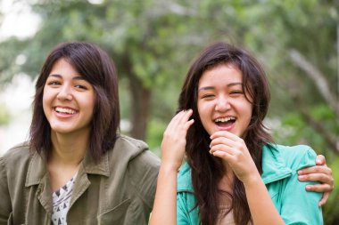 Asya gülen ve huging çocukları anne.