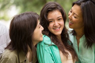 Asya gülen ve huging çocukları anne.