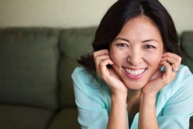 gülümseyen bir Asyalı kadın portresi.