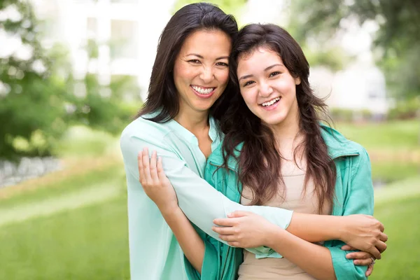 Asiatico madre ridere e abbraccio suo bambino . — Foto Stock