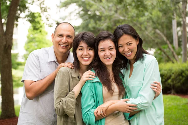 Familia de raza mixta riendo y abrazando . — Foto de Stock