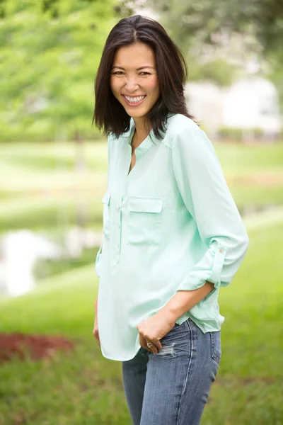 Retrato de uma mulher asiática sorrindo . — Fotografia de Stock