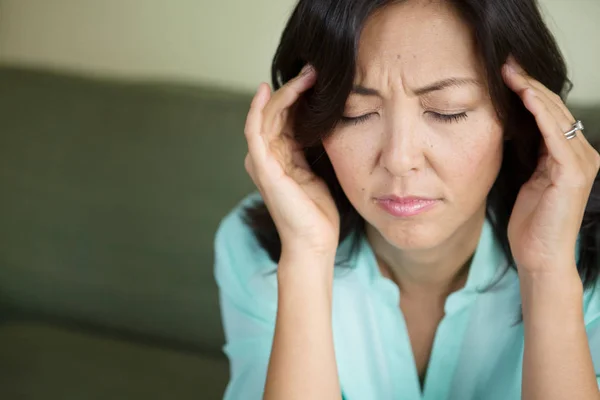 Concrened kvinna med huvudvärk. — Stockfoto
