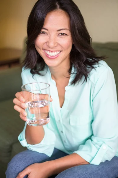 Asyalı kadın su gülümseyen içme. — Stok fotoğraf