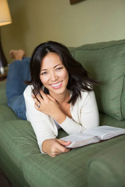 Ritratto di una donna asiatica che sorride e legge — Foto Stock