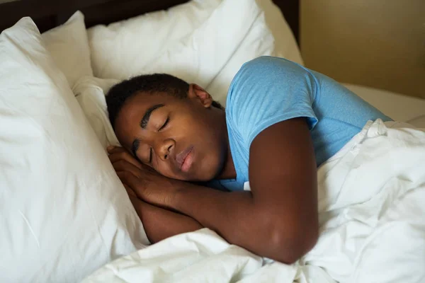 Afro-américain adolescent garçon dormir . — Photo