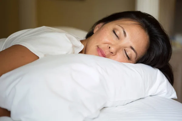 Asiatique femme dormir dans lit. — Photo