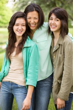 Asya gülen ve huging çocukları anne.