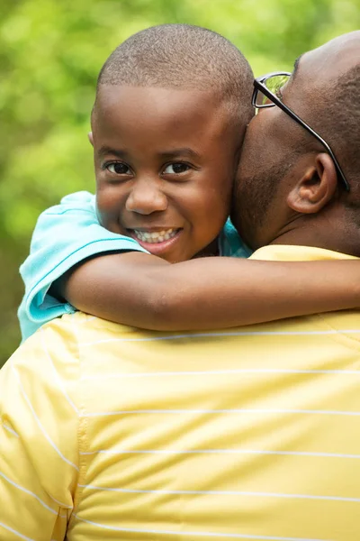 Vader zijn zoon knuffelen. — Stockfoto