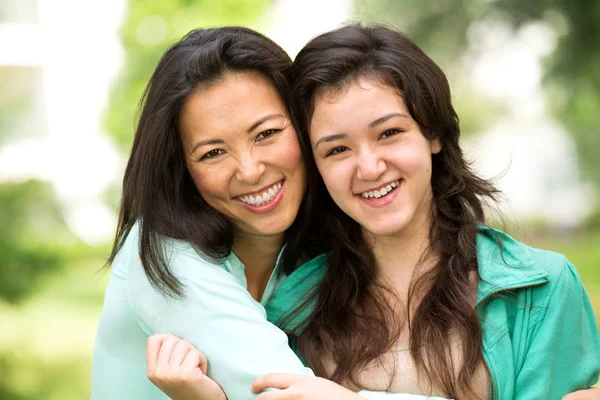 Asiatico madre ridere e abbraccio suo bambino . — Foto Stock