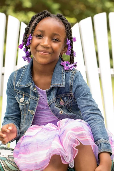 Söt African American liten flicka. — Stockfoto