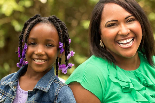 Glad afrikansk amerikan mor och dotter. — Stockfoto