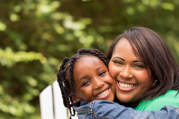 Gelukkig Afrikaanse Amerikaanse moeder en dochter. — Stockfoto