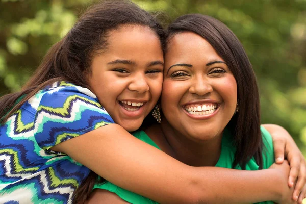 Gelukkig Afrikaanse Amerikaanse moeder en dochter. — Stockfoto