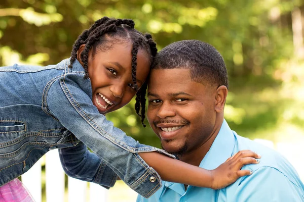 Familia afroamericana feliz . — Foto de Stock