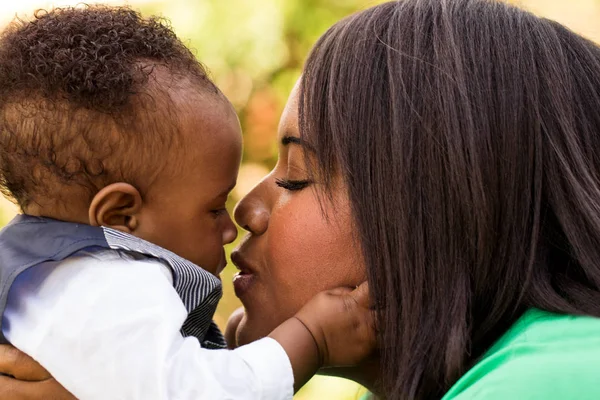 Glad afroamerikanska mor och son. — Stockfoto