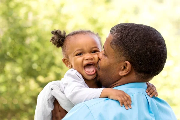 Família afro-americana feliz . — Fotografia de Stock