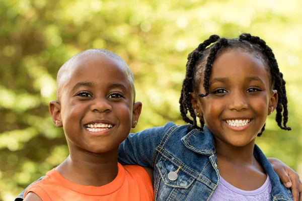幸せなアフリカ系アメリカ人の家族. — ストック写真