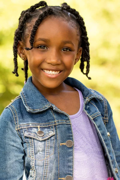 Petite fille afro-américaine mignonne . — Photo