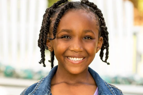 Schattig African American klein meisje. — Stockfoto