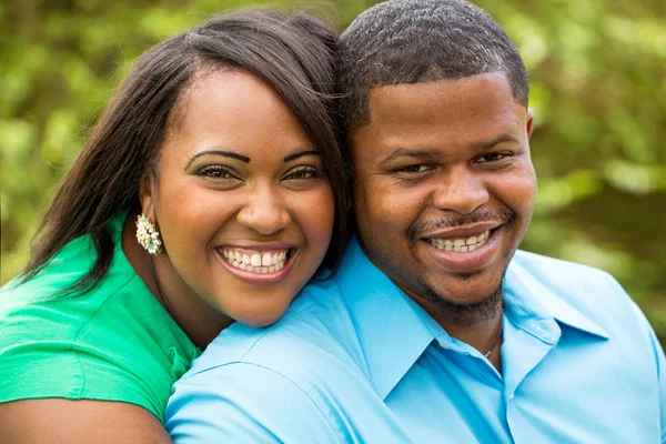 Szczęśliwa afrykańska para amerykańska — Zdjęcie stockowe