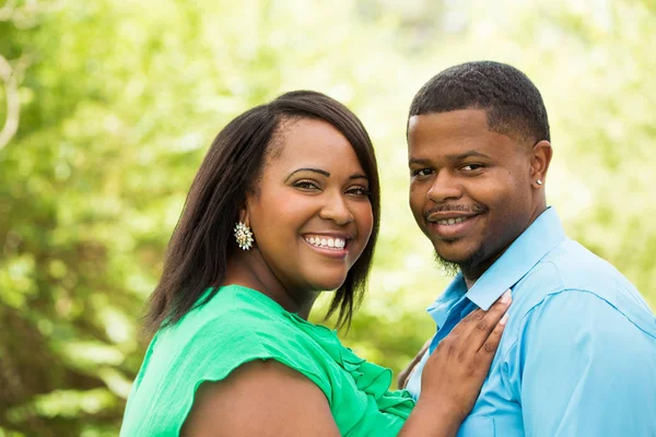 Ευτυχισμένο ζευγάρι Αφροαμερικανών. — Φωτογραφία Αρχείου