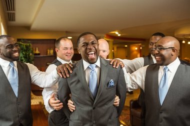 Afrika kökenli Amerikalı damat ve sağdıç gülümseyen.