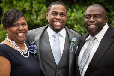 Afro-Amerikan gelin ve damat ile aile.