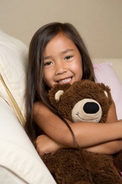 Sevimli küçük kız ayısının sarılma.