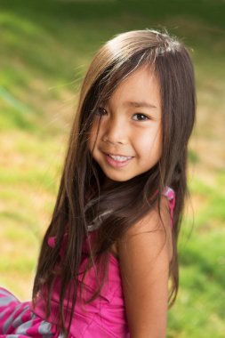 Şirin Asyalı küçük kız.