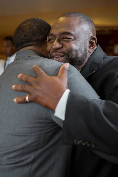 Père et embrasser son fils adulte à son mariage . — Photo